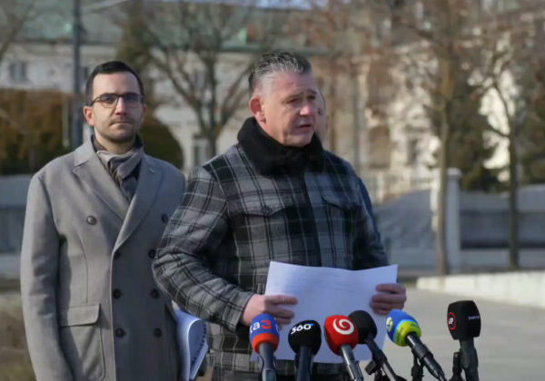 Mikulec: Poľsko je pre ruskú hrozbu v najvyššej pohotovosti, predstavitelia slovenskej vlády sa na letisku v Kuchyni hrajú – VIDEO