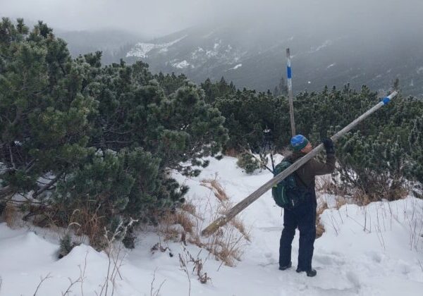 V Tatranskom národnom parku doplnili tyčové značenie pre turistov, cez víkend sa očakáva výraznejšie ochladenie – FOTO