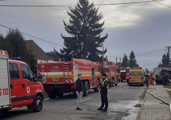 V Lomničke horel dom aj obchod, na mieste zasahovali hasiči. Vznikla škoda viac ako 51-tisíc eur