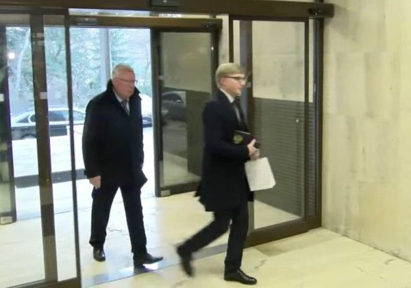 Na stredajšie rokovanie Ficovej vlády omylom prišiel aj ruský veľvyslanec Bratčikov, pomýlil si budovu – FOTO