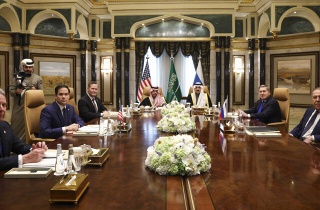 Americko-ruské rozhovory. Kyjev obviňuje Trumpa,&hellip;