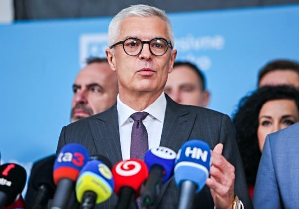 Fico necestoval do USA hájiť Slovensko, ale po fotku s Trumpom, tvrdia Korčok a Valášek