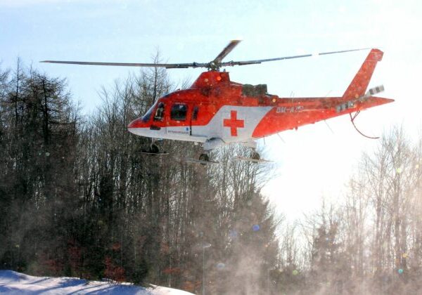 Maloletý lyžiar utrpel vážne poranenie chrbtice, do strediska pri Poprade boli privolaní leteckí záchranári – VIDEO