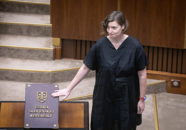 Ústavný súd prijal na ďalšie konanie sťažnosť Plavákovej, týka sa kauzy vykázania z pléna parlamentu pre nálepky na laptope