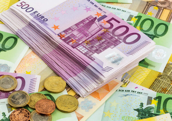 Euro posilnilo voči viacerým menám, jeho sila priaznivo ovplyvňuje dovolenkové plány Slovákov