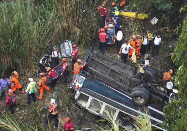 Pri havárii autobusu v Guatemale zomrelo najmenej 51 ľudí