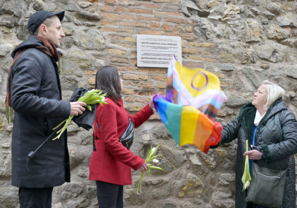 Zavraždených v Teplárni pripomína pamätná tabuľa, pre LGBTI+ ľudí sa otvorilo aj nové komunitné centrum – FOTO