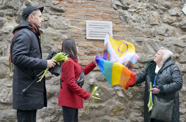 Zavraždených v Teplárni pripomína pamätná tabuľa, pre LGBTI+…