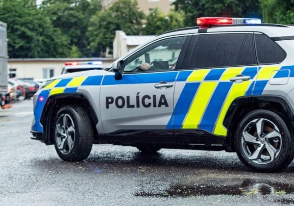 Na diaľnici D1 v smere z Bratislavy do Trnavy je obmedzená cestná premávka, polícia odstraňuje následky nehody