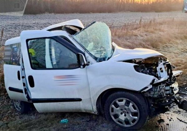 Len 18-ročný vodič zahynul pri tragickej nehode v okrese Nové Zámky. Osudnou sa mu stala zrážka s nákladným vozidlom – FOTO