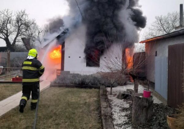 Hasiči v Trebišove zasahovali pri požiari letnej kuchyne, na miesto vyrazili s dvomi kusmi techniky – FOTO