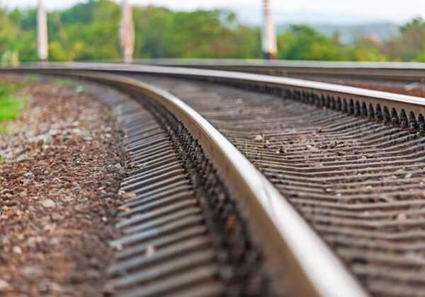 Nešťastie na železničnom priecestí. Muž v Turanoch nemal po zrážke s vlakom šancu prežiť