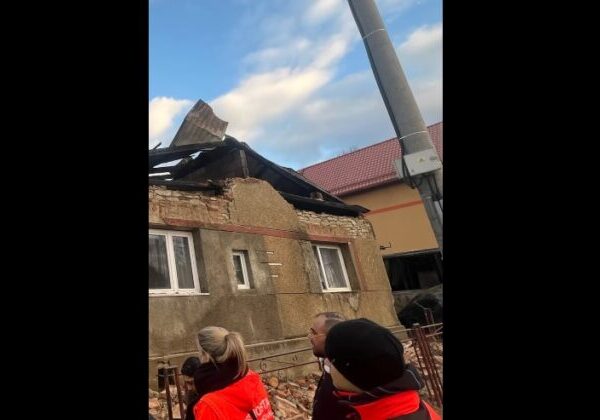 Požiar v Lomničke pripravil o strechu nad hlavou 50 ľudí, v obci vyhlásili mimoriadnu situáciu – VIDEO