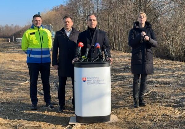 Ministri Tomáš a Taraba predstavili pilotný projekt Práca namiesto dávok, nezamestnaní budú pracovať v sociálnom podniku – VIDEO