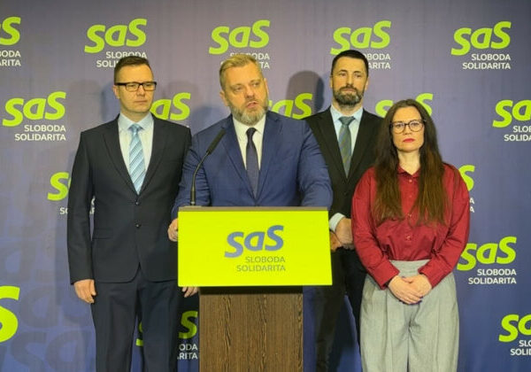 Vláda decimuje hasičský zbor, tvrdí SaS. Rezort vnútra to označil za výmysly a bludy – VIDEO