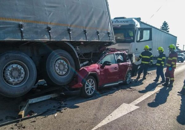 Na Prešovskej ulici v Košiciach sa stala dopravná nehoda, auto s matkou a dieťaťom zostalo zakliesnené medzi kamiónmi – FOTO