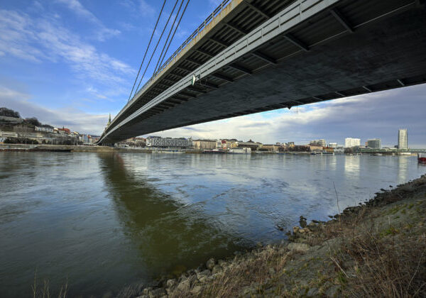 Petržalčania dávajú palec hore oprave chodníkov aj revitalizácii Draždiaka, Most SNP však podľa nich vyžaduje urgentnú pozornosť