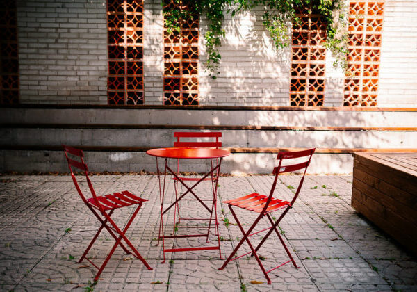 Červené stoličky sa vracajú do ulíc Bratislavy. Hlavné mesto hľadá partnerov pre siedmy ročník projektu Sadni si!