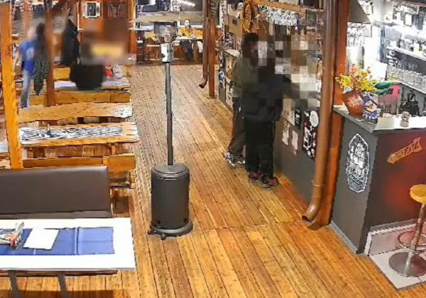 Muž zaútočil krígľom na personál podniku v Petržalke – VIDEO