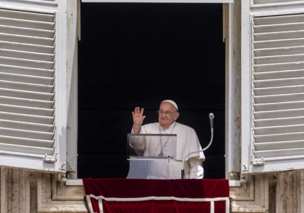 Pápež František absolvoval nedeľnú omšu v nemocnici, jeho homíliu prečítal kardinál Tolentino de Mendonça