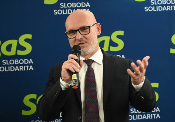 Vláda predvádza telenovelu Pošta pre teba a Fico s Dankom sa správajú ako influenceri, tvrdí Gröhling