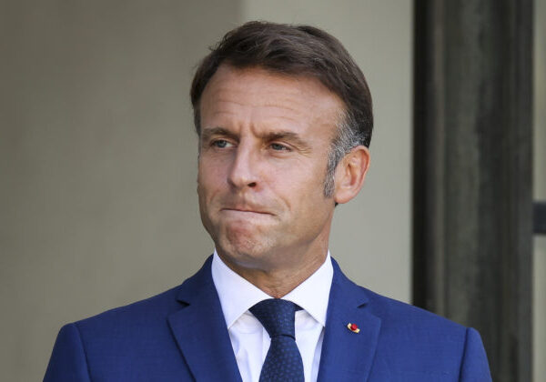 Macron po varovaniach USA zavolal kľúčových európskych lídrov do Paríža na rokovanie o Ukrajine