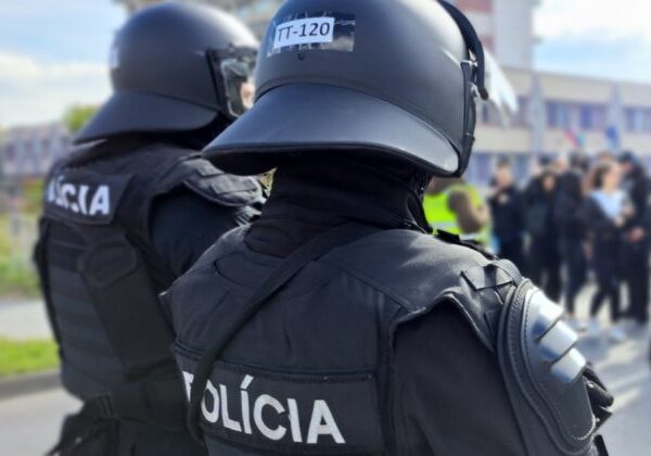 Vyšetrovateľ Národnej protidrogovej jednotky obvinil pre výrobu pervitínu tri osoby, súd ich vzal do väzby – VIDEO