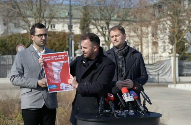 Vláda šetrí na občanoch, ale nie na sebe.…