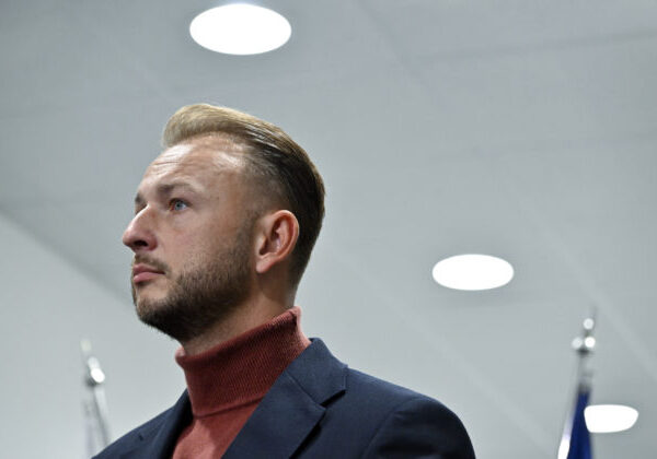 Okresný úrad v kauze antikampane proti Korčokovi opäť rozhodol v prospech Šutaja Eštoka, upozorňuje Nadácia Zastavme korupciu