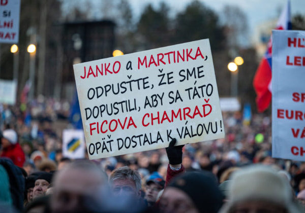 Na proteste „Sedem rokov bez Jána a Martiny“ v Bratislave dav kričal hanba aj dosť bolo Fica – VIDEO, FOTO