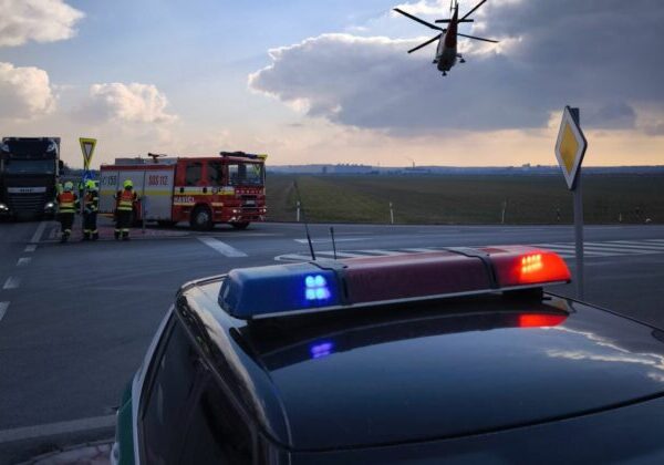 Pri Nitre sa zrazil autobus s autom, na mieste zasahoval aj vrtuľník – FOTO