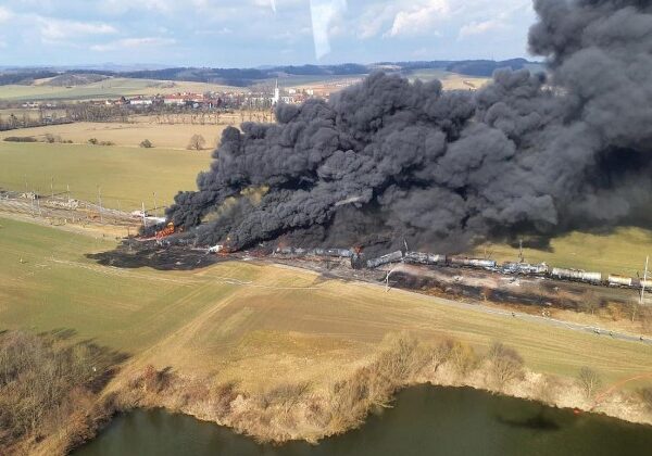 Pri Přerove sa vykoľajil nákladný vlak, nastal výbuch a požiar. Komplikuje to dopravu na Slovensko – FOTO