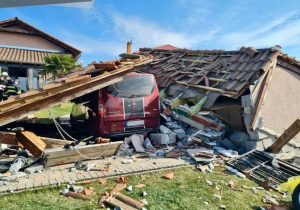 Z garáže zostali trosky. Výbuch propán-butánovej fľaše vážne zranil 45-ročného muža, do nemocnice ho transportoval vrtuľník – FOTO