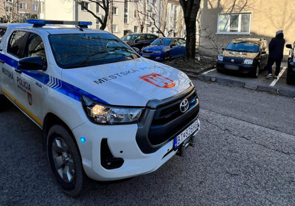 Bratislavskí mestskí policajti odmietajú spojenie s útokom na Ukrajinca, tvrdia, že ide o chybu