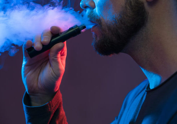 Tínedžer vykašliaval krv, lekári potvrdili nadmerný vaping 