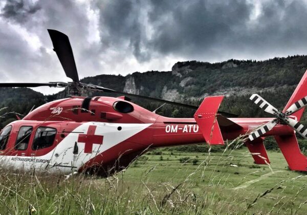 Tragédia v Moste pri Bratislave. Leteckí záchranári pomáhali robotníkovi, ktorého zasypala hlina