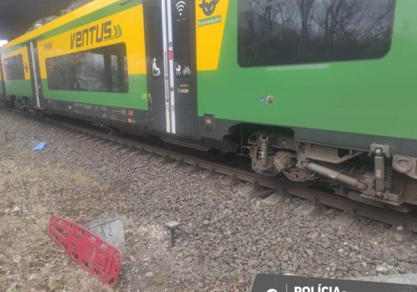 Vlak v Petržalke zrazil muža, na následky ťažkých zranení na mieste zomrel – FOTO