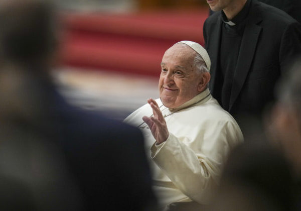 Pápež strávil v nemocnici pokojnú noc. Jeho stav je stabilný, s miernou horúčkou