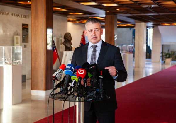 Fico podľa Mikulca klame aj pri ceste do Vatikánu, letenka sa u letky ministerstva vnútra vystaviť nedá – VIDEO