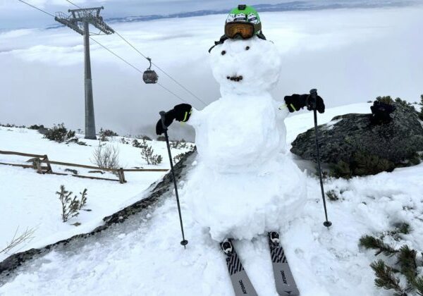 Skalnatá chata je aj tento rok domovom originálnych snehuliakov. Návštevníci prejavujú kreativitu aj napriek nedostatku snehu