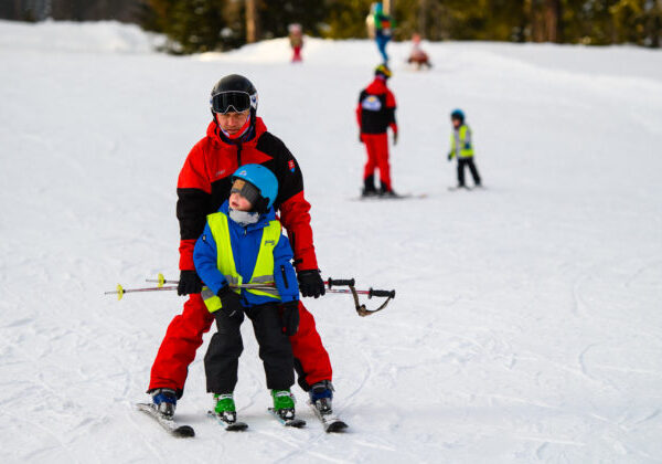 Jarné prázdniny znamenajú aj viac lyžiarov na svahoch, dodržiavaním jednoduchých pokynov sa vyhnú nehodám