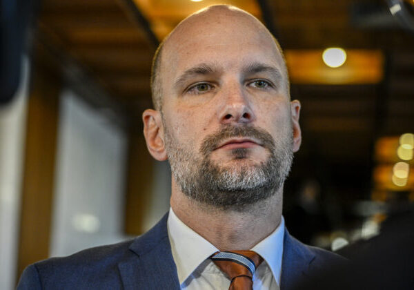 Hnutie Slovensko kritizuje tender na oblečenie pre policajtov a hasičov, Grendel hovorí o diskriminácii – VIDEO