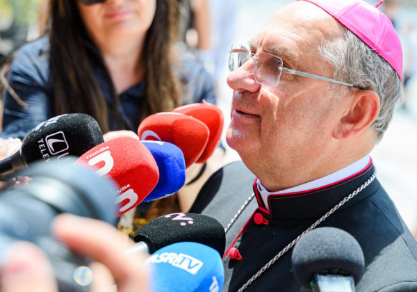 Cirkev sa od začiatku vojny aktívne zapája do pomoci Ukrajine, pripomínajú biskupi na sklonku 3. výročia ruskej invázie