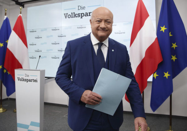 Rakúsku vládu zostavia ľudovci, sociálni demokrati a liberáli