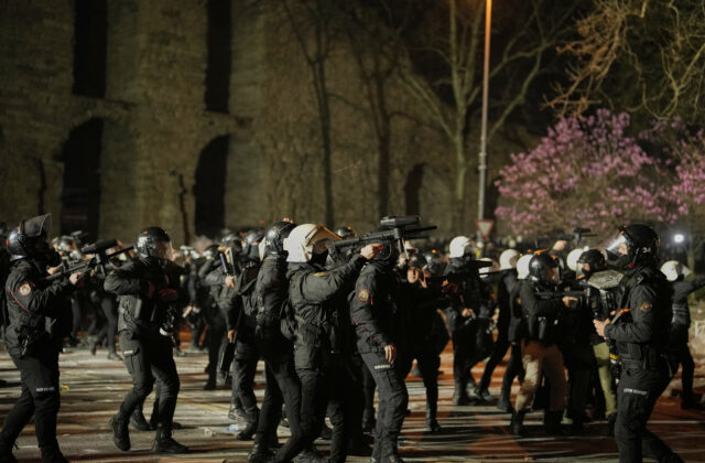 V Turecku sa masívne zatýkalo, demonštranti protestovali…