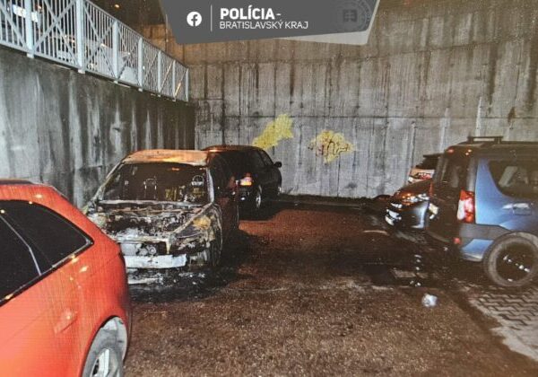 Policajti zasahovali pri požiari áut na Tománkovej ulici, okolnosti sú predmetom vyšetrovania