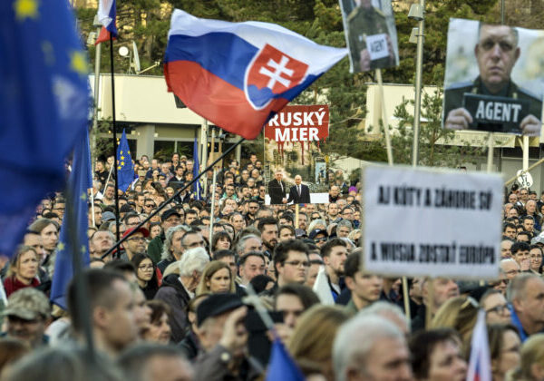 Oni vedia iba búrať, preto sa búrime, vyhlásil výtvarník Šille. Ľudia na Slovensku opäť protestovali – FOTO