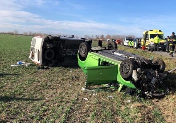 Pri obci Okoč došlo k čelnej zrážke dvoch áut, vodičku prevážal vrtuľník – FOTO