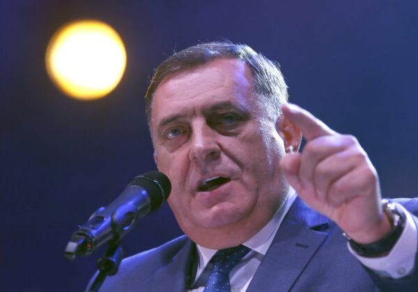 Ústavný súd pozastavil separatistické zákony srbského lídra Dodika, Únia posilní mierové sily