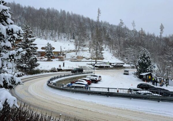 Sledované diaľničné úseky a rýchlostné cesty sú zjazdné, povrch vozoviek je suchý až mokrý